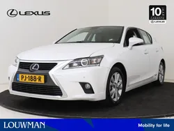 Sonic white (licht wit parelmoer) Gebruikt 2017 Lexus CT200h Business Edition Hatchback | € 18.450 (Eerlijke prijs)