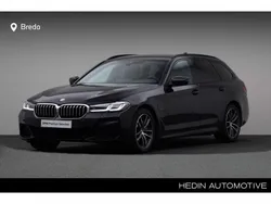 Carbonschwarz (donker zwart metallic) Gebruikt 2022 BMW 520 Executive Stationwagen | € 41.880 (Eerlijke prijs)