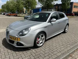 Grijs, metallic lak Gebruikt 2012 Alfa Romeo Giulietta Distinctive Hatchback | € 11.495 (Iets duurder)