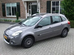 Grijs, metallic lak Gebruikt 2010 Renault Clio GrandTour Stationwagen | € 6.990 (Eerlijke prijs)