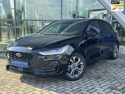 Zwart Gebruikt 2022 Ford Focus ST-Line Hatchback | € 18.950 (Goede deal)