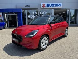 Rood, metallic lak Nieuw 2025 Suzuki Swift Hatchback | € 28.388 (Iets duurder)