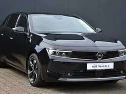 Zwart Gebruikt 2023 Opel Astra Edition Hatchback | € 27.500 (Eerlijke prijs)