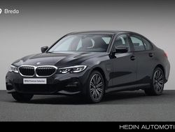 Zwart Gebruikt 2022 BMW 330e Executive Sedan | € 36.880 (Eerlijke prijs)