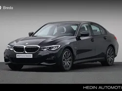 Zwart Gebruikt 2022 BMW 330e Executive Sedan | € 37.880 (Eerlijke prijs)