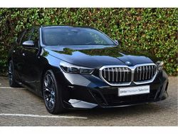 Saphirschwarz (donker zwart metallic) Gebruikt 2024 BMW 530e Shadowline Stationwagen | € 63.950