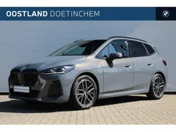 Sparkling copper grau (grijs metallic) Gebruikt 2024 BMW 220 Active Tourer Comfort Edition MPV | € 45.950 (Eerlijke prijs)