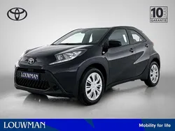 Zwart metallic Gebruikt 2025 Toyota Aygo Play Hatchback | € 20.345 (Eerlijke prijs)