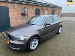 Bruin Gebruikt 2009 BMW 116 Hatchback | € 3.900 (Eerlijke prijs)