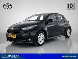 Zwart Gebruikt 2024 Toyota Yaris Hybrid Active Hatchback | € 22.945 (Eerlijke prijs)