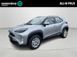 Shimmering silver metallic grijs Gebruikt 2023 Toyota Yaris Cross Active SUV | € 28.880 (Eerlijke prijs)