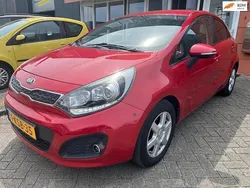 Rood Gebruikt 2013 Kia Rio Plus Hatchback | € 4.750 (Eerlijke prijs)
