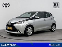 Grijs (metallic) Gebruikt 2015 Toyota Aygo X-play Hatchback | € 7.950 (Eerlijke prijs)