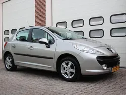 Grijs, metallic lak Gebruikt 2009 Peugeot 207 Hatchback | € 3.995 (Eerlijke prijs)