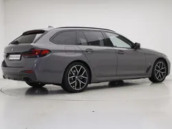 Berninagrau bernstein effect (grijs metallic) Gebruikt 2022 BMW 520 Shadowline Stationwagen | € 45.895 (Duur)