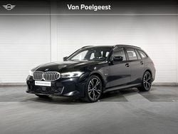 Saphirschwarz metallic (zwart metallic) Gebruikt 2023 BMW 330e M Sport Stationwagen | € 39.899 (Goede deal)