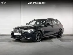 Saphirschwarz metallic (zwart metallic) Gebruikt 2023 BMW 330e M Sport Stationwagen | € 41.899 (Eerlijke prijs)