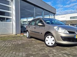 Bruin Gebruikt 2009 Renault Clio GrandTour Expression Stationwagen | € 2.749 (Goede deal)