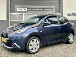 Blauw (metallic) Gebruikt 2015 Toyota Aygo X-play Hatchback | € 7.745 (Eerlijke prijs)