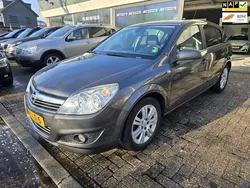 Grijs, metallic lak Gebruikt 2009 Opel Astra Cosmo Hatchback | € 4.999 (Duur)