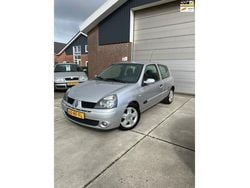 Grijs Gebruikt 2005 Renault Clio II Authentique Hatchback | € 1.500 (Goede deal)