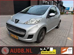 Grijs, metallic lak Gebruikt 2009 Peugeot 107 Hatchback | € 1.495 (Goede deal)