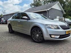 Grijs Gebruikt 2014 Skoda Octavia Business Line Hatchback | € 6.999 (Eerlijke prijs)