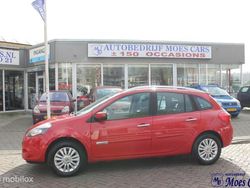 Rood Gebruikt 2011 Renault Clio GrandTour Collection Stationwagen | € 3.950 (Eerlijke prijs)