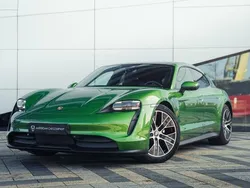 Groen, metallic lak Gebruikt 2023 Porsche Taycan Sport Turismo Sedan | € 72.500