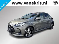 Groen, metallic lak Gebruikt 2024 Toyota Yaris Hybrid Edition Hatchback | € 25.799 (Eerlijke prijs)