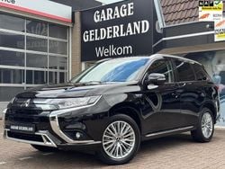 Zwart (metallic) Gebruikt 2019 Mitsubishi Outlander P-HEV Intense+ SUV | € 23.500 (Goede deal)