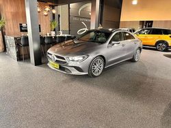 Grijs (metallic) Gebruikt 2022 Mercedes CLA180 Luxury Sedan | € 27.750 (Goede deal)