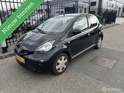 Zwart Gebruikt 2010 Toyota Aygo Hatchback | € 1.950 (Eerlijke prijs)