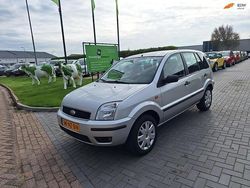 Grijs Gebruikt 2004 Ford T Ghia MPV | € 1.999
