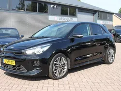 Zwart, metallic lak Gebruikt 2021 Kia Rio Hatchback | € 16.500 (Eerlijke prijs)