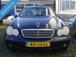 Blauw, metallic lak Gebruikt 2002 Mercedes C200 Sedan | € 1.999 (Eerlijke prijs)