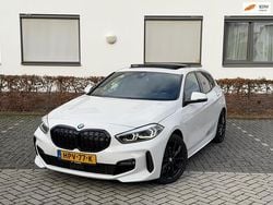 Wit (metallic) Gebruikt 2023 BMW 118 M Sport Hatchback | € 28.950 (Eerlijke prijs)