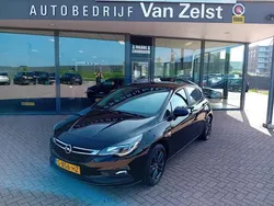 Zwart, metallic lak Gebruikt 2019 Opel Astra Edition Hatchback | € 14.950 (Eerlijke prijs)