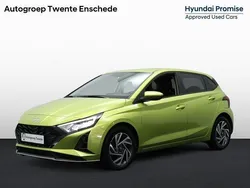 Lucid lime (geel metallic) Gebruikt 2024 Hyundai i20 Comfort Hatchback | € 21.450 (Eerlijke prijs)