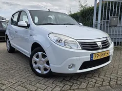 Wit Gebruikt 2009 Dacia Sandero Lauréate Hatchback | € 1.750 (Duur)