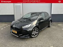 Zwart, metallic lak Gebruikt 2021 Toyota Yaris Hybrid Executive Hatchback | € 21.995 (Goede deal)