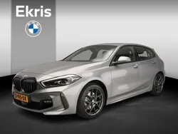 Grijs, metallic lak Gebruikt 2023 BMW 118 Basis Hatchback | € 31.900 (Eerlijke prijs)