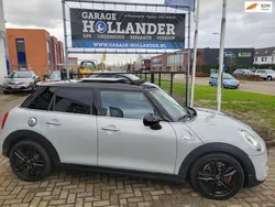 Wit, metallic lak Gebruikt 2017 Mini Cooper S Business Hatchback | € 19.750 (Eerlijke prijs)