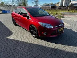 Rood Gebruikt 2011 Ford Focus Titanium Sedan | € 5.999 (Eerlijke prijs)