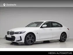 Wit Gebruikt 2023 BMW 330e Comfort Edition Sedan | € 41.895 (Super prijs)