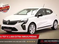Wit Gebruikt 2024 Renault Clio V Evolution Hatchback | € 19.250 (Eerlijke prijs)