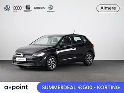 Zwart, metallic lak Gebruikt 2022 VW Polo Life Hatchback | € 18.249 (Eerlijke prijs)