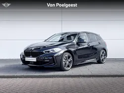 Saphirschwarz metallic (zwart metallic) Gebruikt 2024 BMW 118 Basis Hatchback | € 36.900 (Eerlijke prijs)