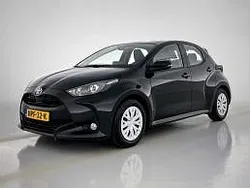 Night sky black metallic (donker zwart metallic) Gebruikt 2024 Toyota Yaris Active Hatchback | € 22.700 (Eerlijke prijs)