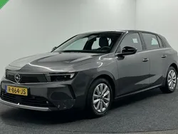 Grijs, metallic lak Gebruikt 2022 Opel Astra Edition Hatchback | € 19.300 (Eerlijke prijs)